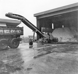 842710 Afbeelding van het storten van zout in een strooiwagen op de (zout)opslagloods van Provinciale Waterstaat bij ...